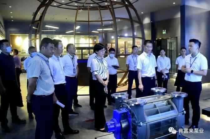公司董事长、总经理陈迪(右一)向李军区长(右二)一行介绍开云官方端网站登录平台入口-开云(中国)产品